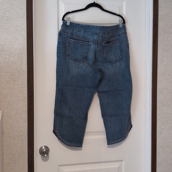 Chico's Pull On Capri Jeans - Picture 3 of 4